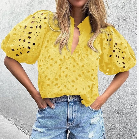 ☀️pretty garden yellow eyelet top - Picture 3 of 5